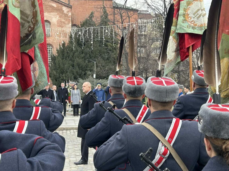 На Богоявление: Президентът Радев положи венец пред паметника на Незнайния войн