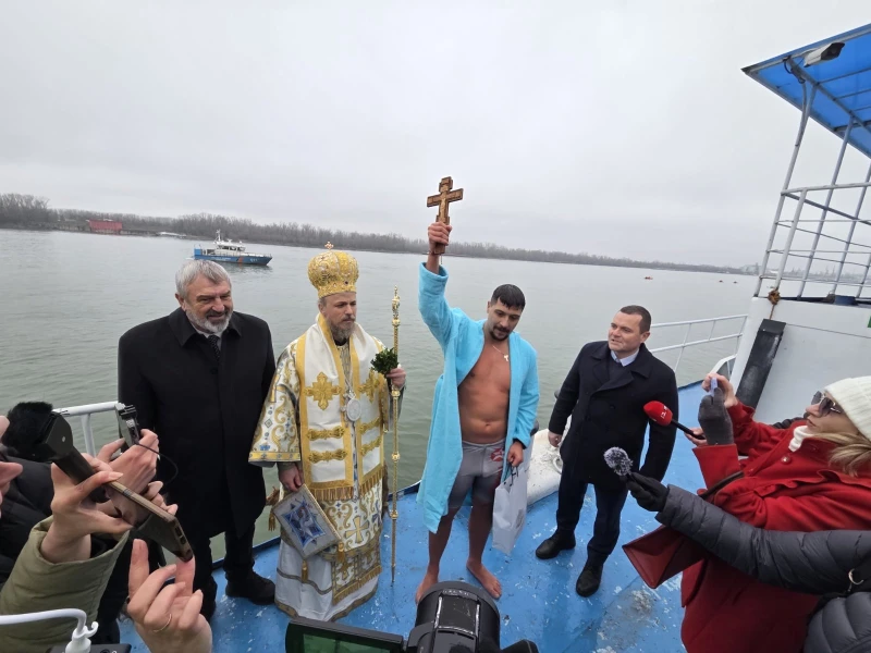 Ултраплувецът Теодор Цветков извади Богоявленския кръст от р. Дунав