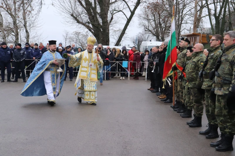 Тържествен водосвет на бойните знамена бе отслужен в Русе