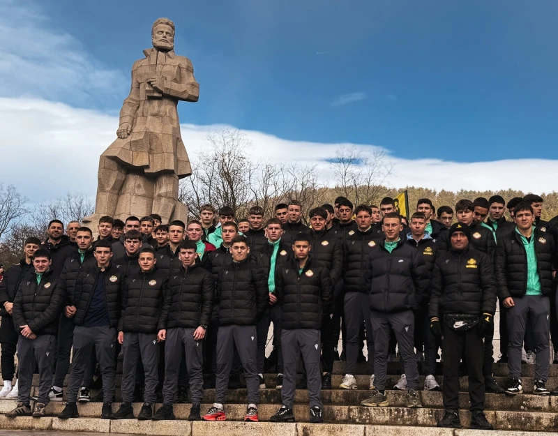Юношите на Ботев преклониха глава пред клубния патрон в Калофер