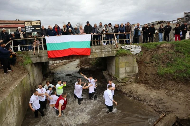 Кръстът в община Струмяни бе изваден от късметлии на възраст между 15 и 40 години