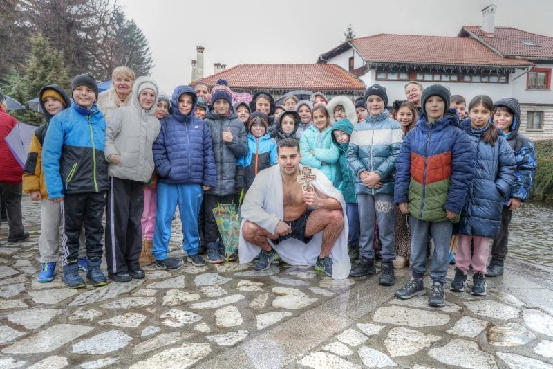 24-годишен варненец извади кръста в Банско