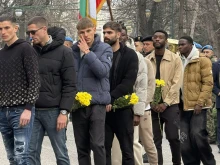 "Канарите" поднесоха венци и цветя пред паметника на Христо Ботев в Пловдив