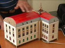 Пенсионер изработи макет на сградата на Общината