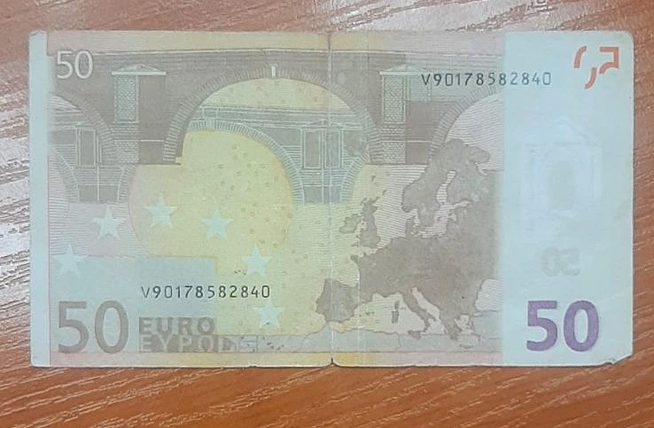 Тези евробанкноти са фалшиви! Внимавайте!
