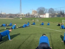 Трима от ненужните в Ботев бързо се ориентираха, почнаха тренировки край морето