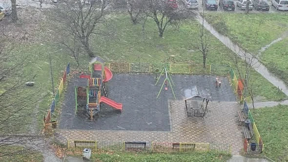 Силен вятър и ситен сняг сковаха Варна!