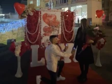 На Главната в Пловдив младеж плахо попита момиче дали ще се омъжи за него