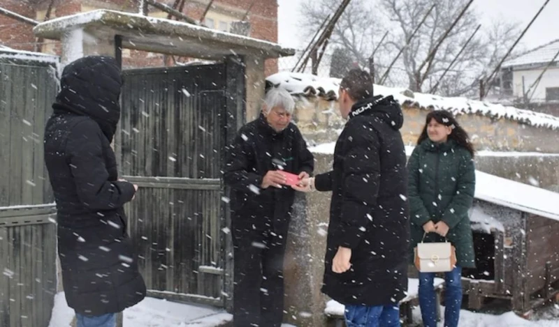 Дариха над 6800 лева на осем нуждаещи се възрастни хора от община Бяла
