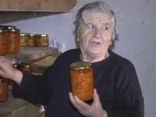 Баба Бориска за първата пенсия в евро: Вземах хубавите пари, гледайте колко са хубави само – зелени, червени