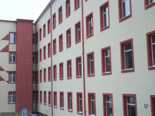 Министър Вълчев провери течащ ремонт във великотърновско училище