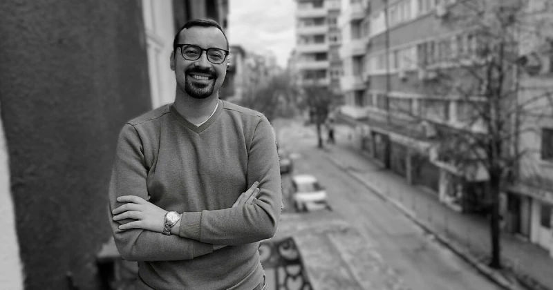 Авторът на "Мамник" Васил Попов пристига във Варна