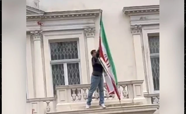 Протестиращ се качи на балкона на иранското посолство в Лондон и смени знамето