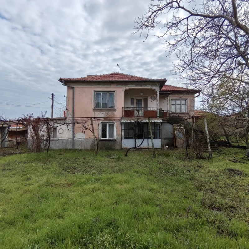 ЧСИ продава двуетажна къща в пловдивско село за никаква цена