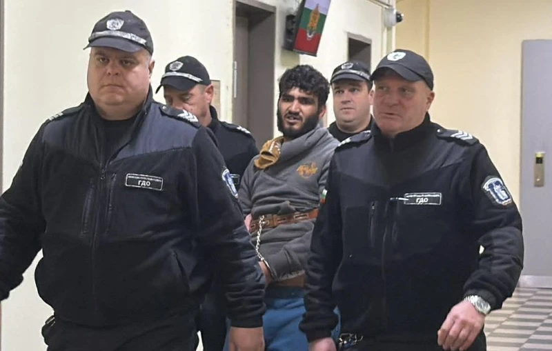 Гъркът, трошил коли на Скобелева майка, поиска при мама и тати