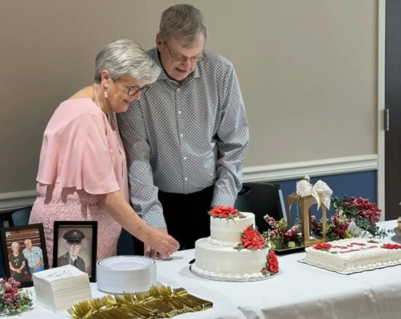 Тя е на 71, той на 74, но това не им попречи да сключат брак