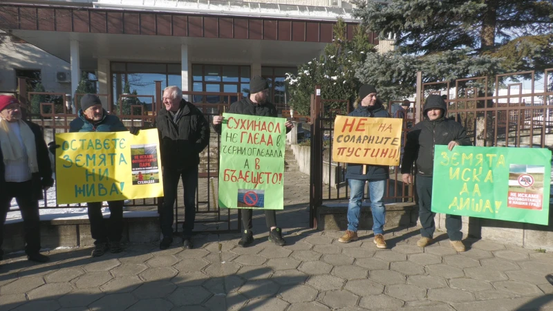 Сухиндолци са на протест срещу фотоволтаичен парк