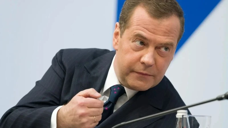 Медведев: Тръмп да побърза с Гренландия, че може след изненадващ референдум да се присъедини към Русия