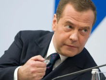 Медведев: Тръмп да побърза с Гренландия, че може след изненадващ референдум да се присъедини към Русия