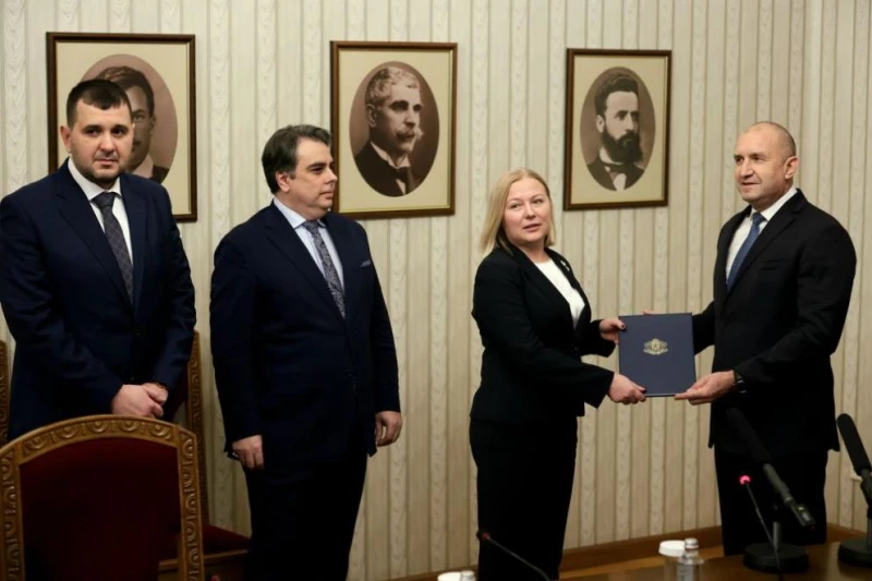 Президентът връчи втория мандат на ПП-ДБ, те го върнаха веднага 