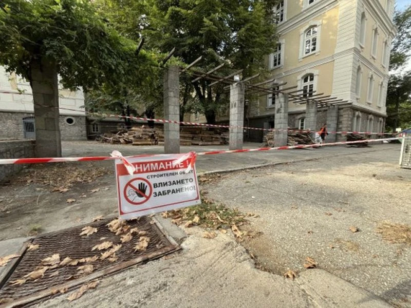 Вдигат паметник на княз Александър I в двора на пловдивско училище