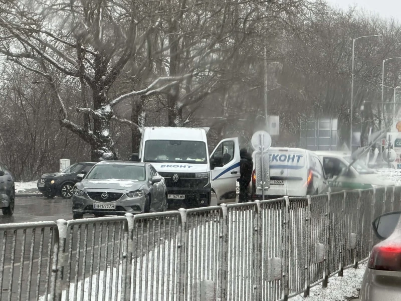 Катастрофа затруднява движението по натоварен булевард във Варна