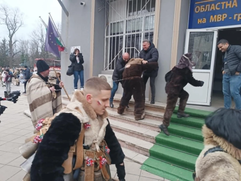 С много шум сурвакарски групи от Пернишко благословиха полицейски служители