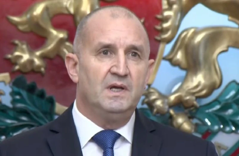 Президентът подаде оставка!