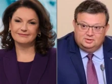 Ани Салич с издайнически пръстен на лявата ръка