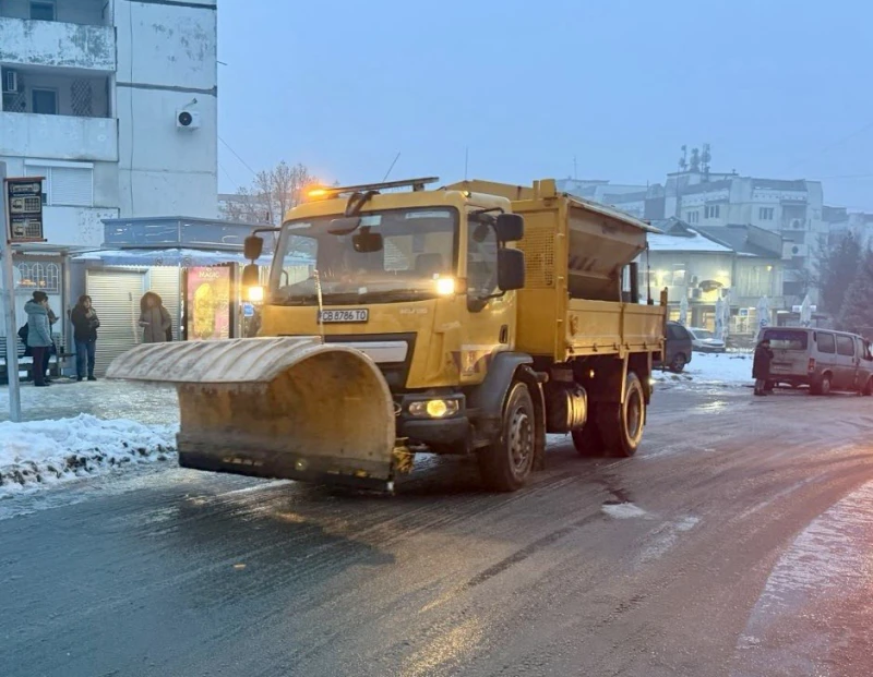 Почистват улиците в Русе заради усложнената пътна обстановка