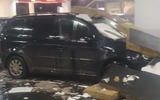 Рухна част от тавана на голям магазин във Варна