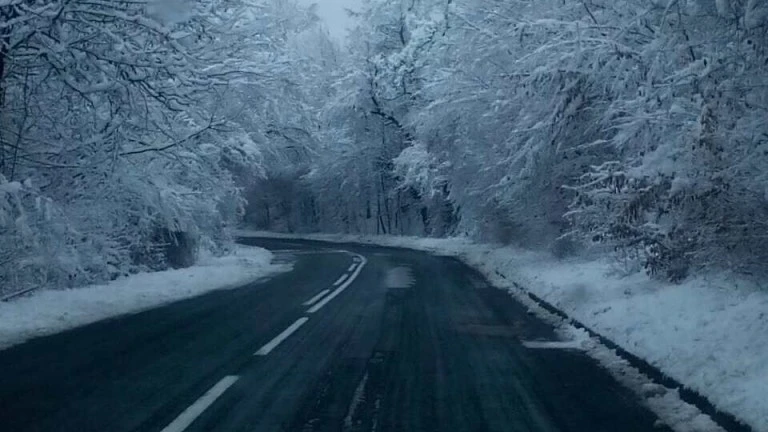 Meteo Balkans: Поледици и снеговалежи в страната, шофирайте внимателно!