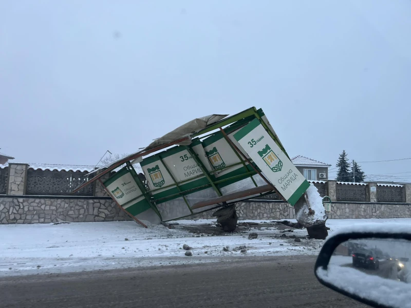 Търсят кой потроши автобусната спирка в Скутаре