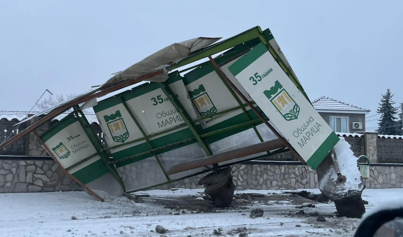 Автобус блъсна и изкърти спирка в Скутаре