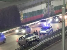 Зрелищна катастрофа в Пловдив, кола увисна на мантинела