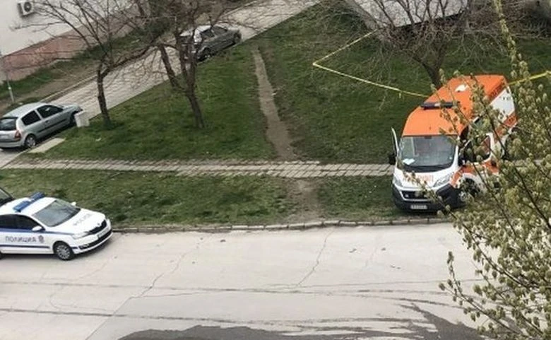 Труп на човек, покрит с бял чувал, в междублоково пространство в Кючука