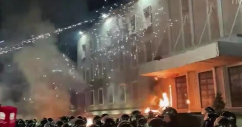 Сблъсъци между граждани и полиция на антиправителствена демонстрация в Тирана