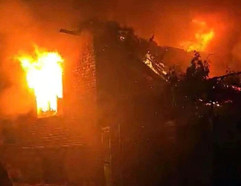 Голям пожар обхвана 5 постройки в Пловдив, пострада мъж