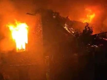Голям пожар обхвана 5 постройки в Пловдив, пострада мъж