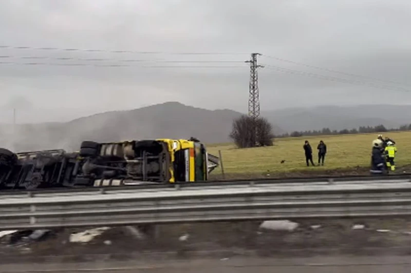 Камион се обърна на АМ "Хемус", разпилян е опасен товар!