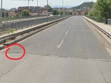 Огромна дупка притеснява пловдивчани