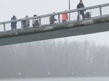 Ексклузивни кадри от изваждането на млада жена от ледените води на Гребната