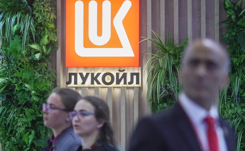 Carlyle обяви условията за сделката с "Лукойл"