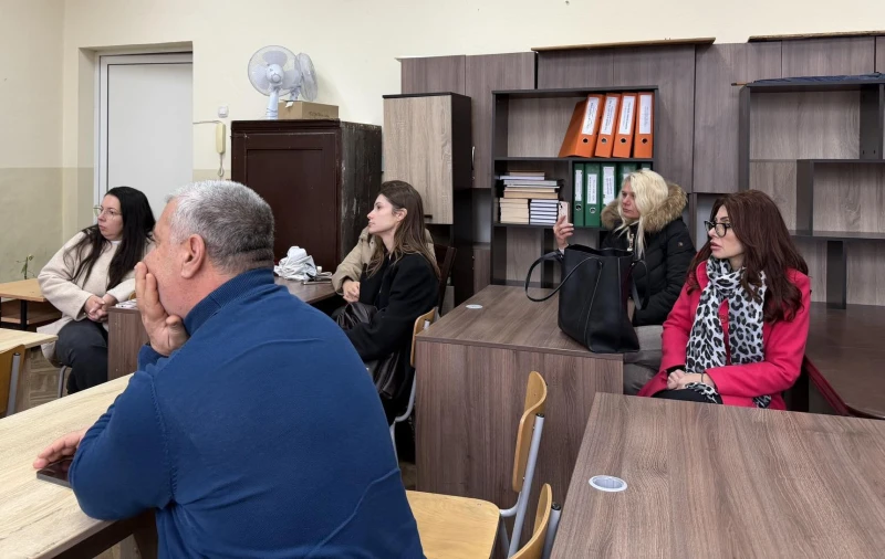 Родители от Хуманитарната: Вече 4 пъти казвате различни срокове за приключване