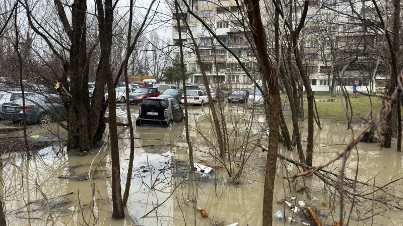 Паркинг до жилищен блок в столичен квартал е под вода!