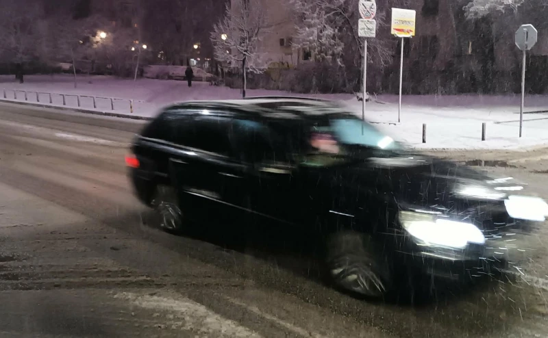 Малките улички побеляха, сутринта ще е под нулата, дано няма изненадани
