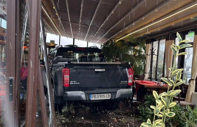 Собственикът на ресторанта, в който влезе джип, обясни какво точно е станало