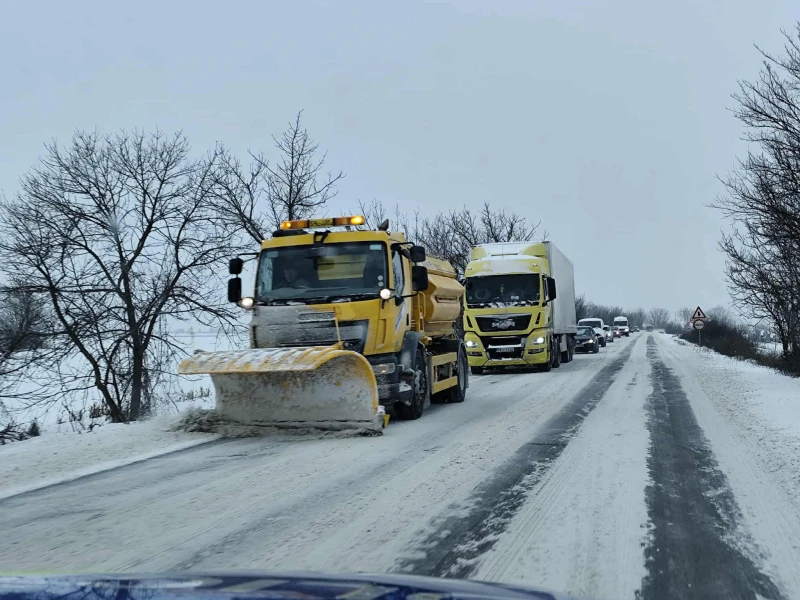 Няма въведени ограничения по пътищата в Шуменско, заледените участъци се почистват