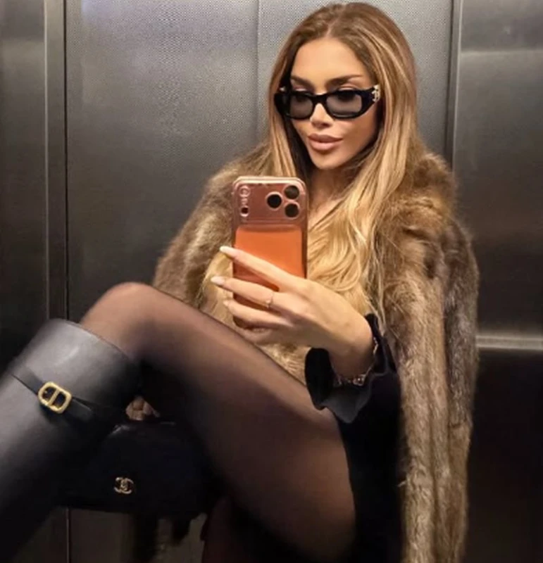 Скандална ергенка напомни пак за себе си