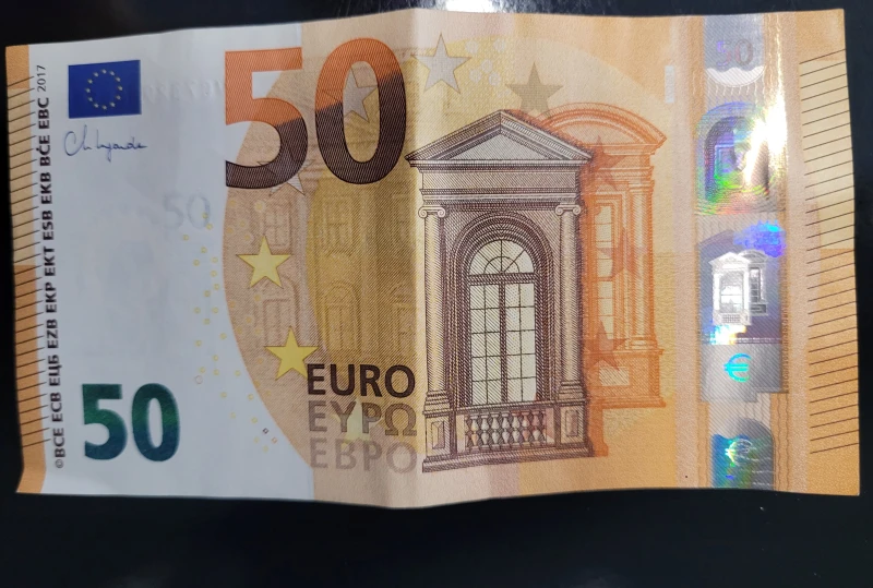 Възрастна жена опита да пробута фалшиви 50 €